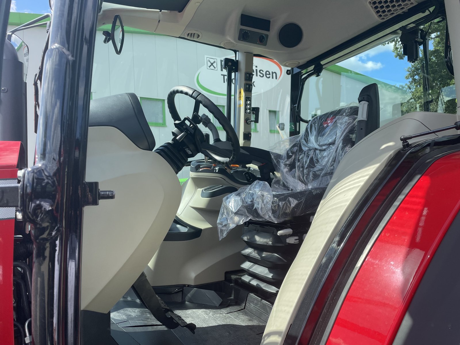 Traktor du type Massey Ferguson 5711M Dyna-4 4WD Cab, Vorführmaschine en Voitze (Photo 3)