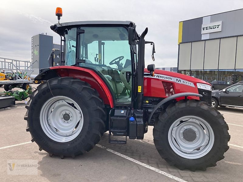 Traktor του τύπου Massey Ferguson 5711M, Neumaschine σε Colmar-Berg (Φωτογραφία 1)