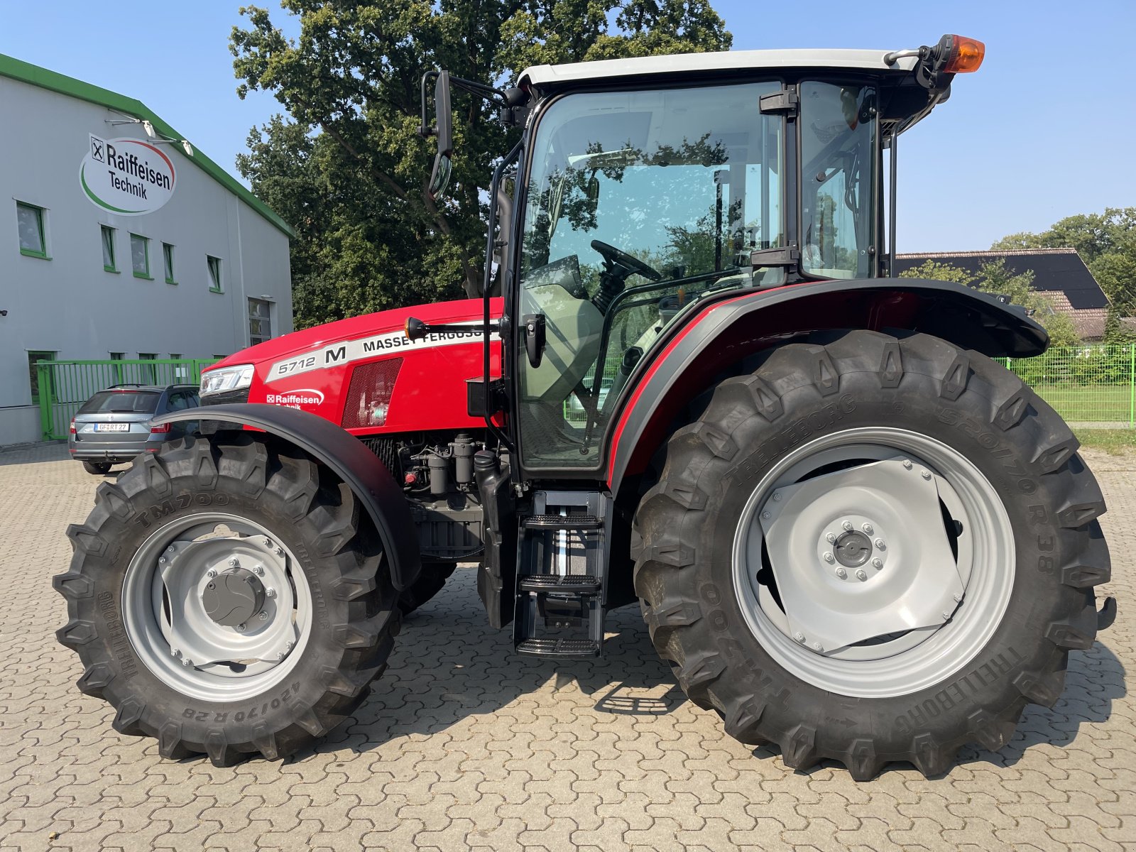 Traktor of the type Massey Ferguson 5712M 4WD Cab Essential, Gebrauchtmaschine in Voitze (Picture 1)