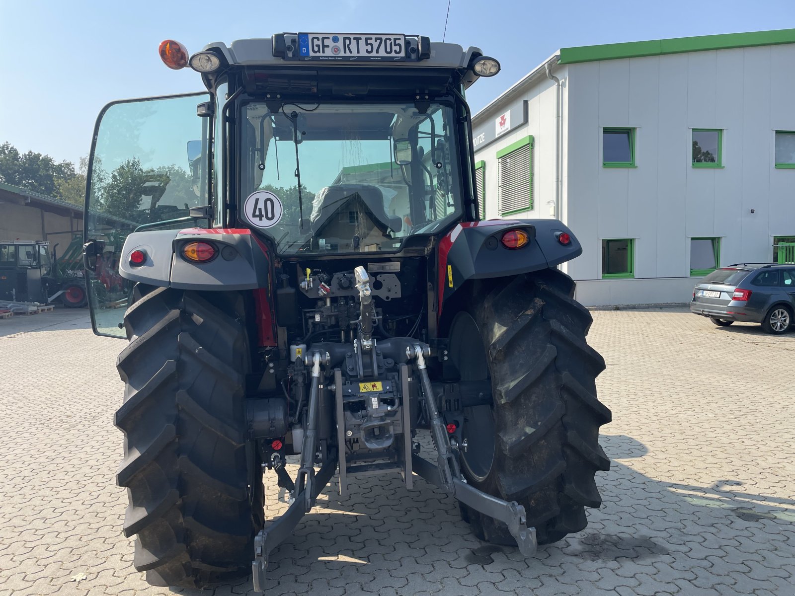 Traktor of the type Massey Ferguson 5712M 4WD Cab Essential, Gebrauchtmaschine in Voitze (Picture 3)