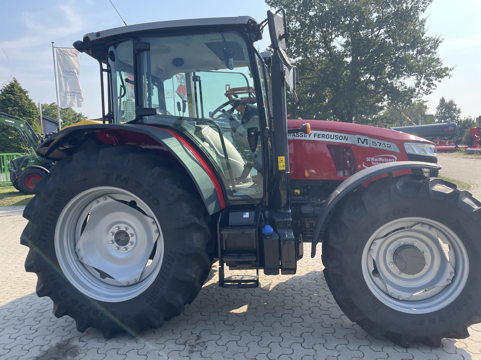 Traktor van het type Massey Ferguson 5712M 4WD Cab Essential, Gebrauchtmaschine in Voitze (Foto 2)