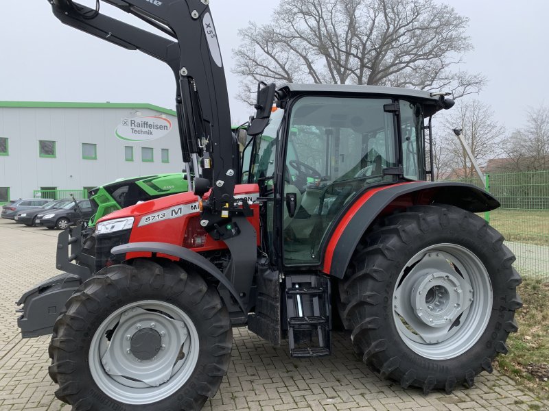 Traktor van het type Massey Ferguson 5713 M 4WD Cab Essential, Neumaschine in Hillerse