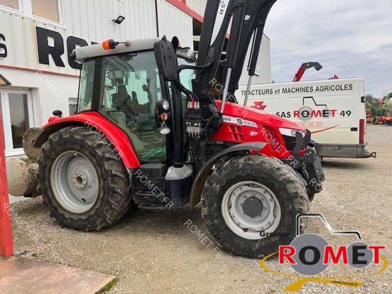 Traktor of the type Massey Ferguson 5713 S D4 EF MR, Gebrauchtmaschine in Gennes sur glaize (Picture 1)