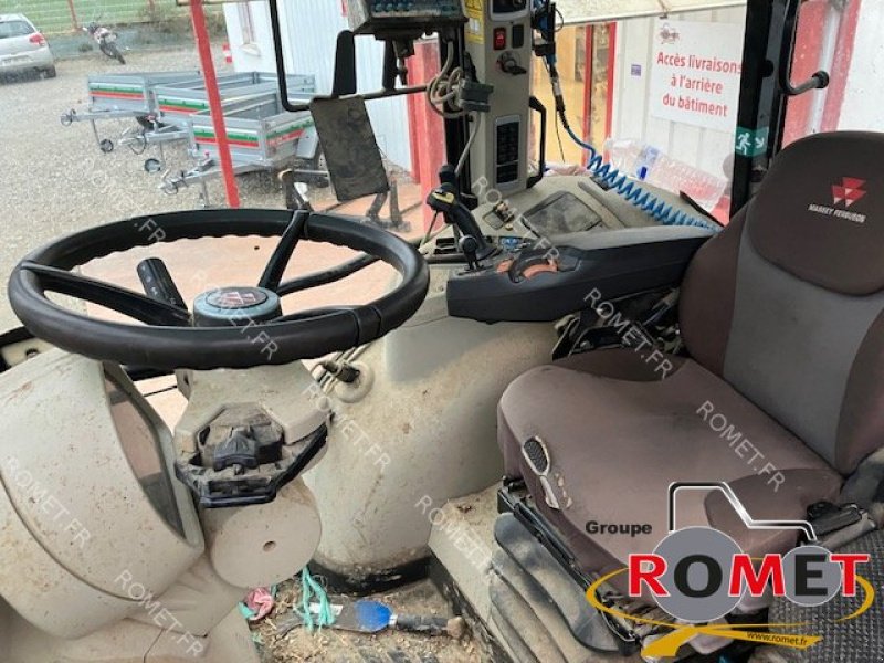 Traktor of the type Massey Ferguson 5713 S D4 EF MR, Gebrauchtmaschine in Gennes sur glaize (Picture 2)