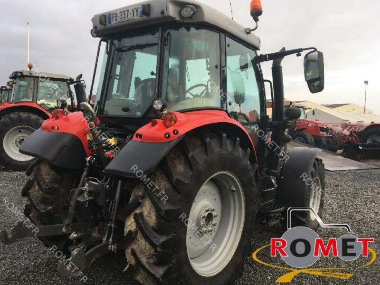 Traktor za tip Massey Ferguson 5713 s d4 ef mr, Gebrauchtmaschine u GENNES-SUR-GLAIZE (Slika 3)