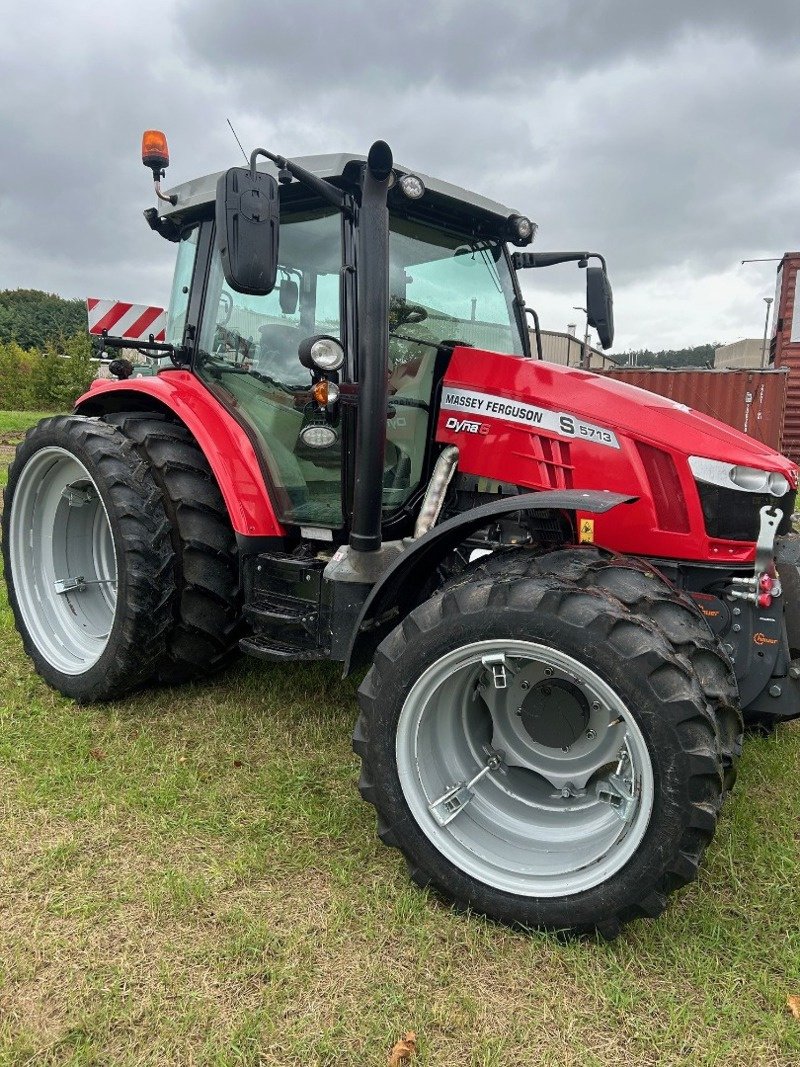 Traktor du type Massey Ferguson 5713 S Dyna 6 Essential, Gebrauchtmaschine en Schaffhausen (Photo 3)