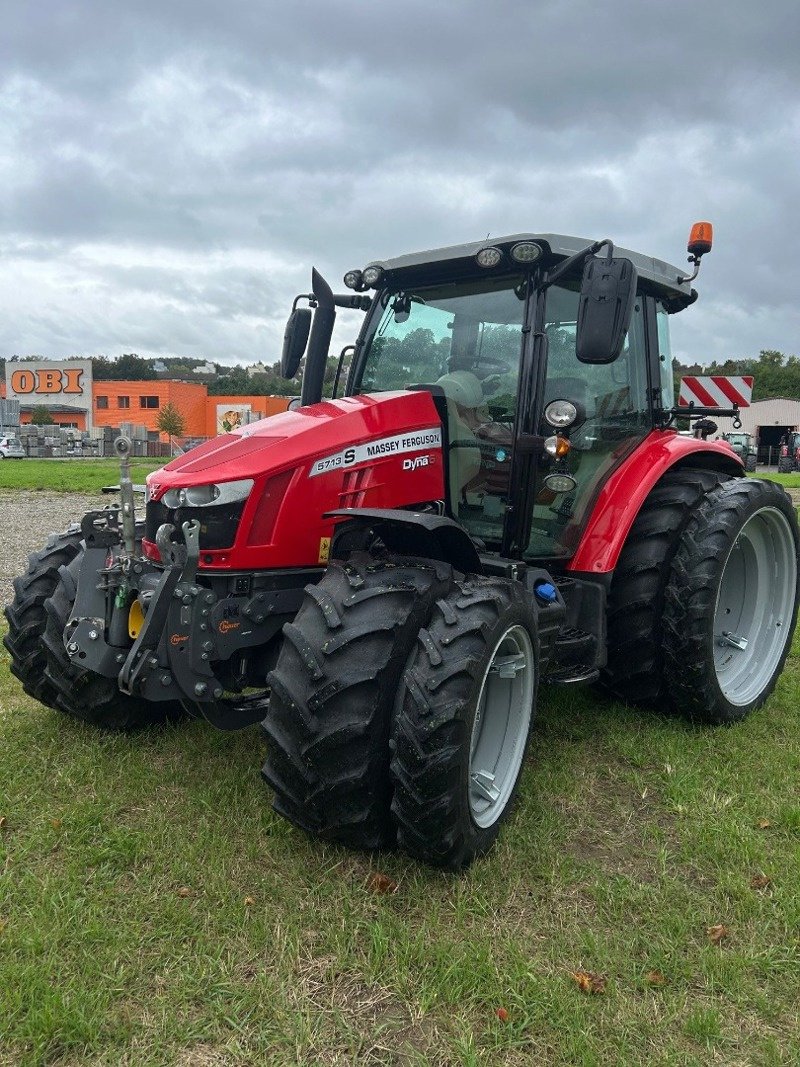 Traktor van het type Massey Ferguson 5713 S Dyna 6 Essential, Gebrauchtmaschine in Schaffhausen (Foto 2)