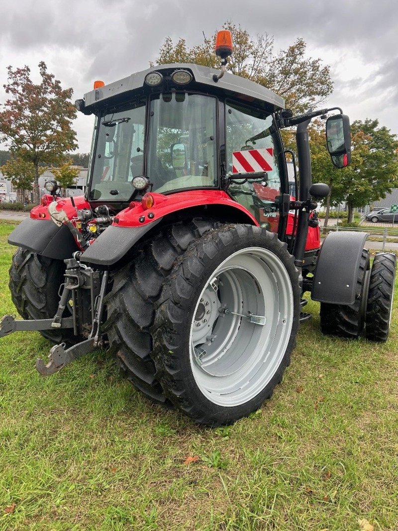 Traktor van het type Massey Ferguson 5713 S Dyna 6 Essential, Gebrauchtmaschine in Schaffhausen (Foto 4)