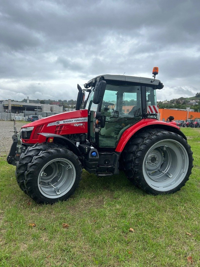 Traktor typu Massey Ferguson 5713 S Dyna 6 Essential, Gebrauchtmaschine w Schaffhausen (Zdjęcie 8)