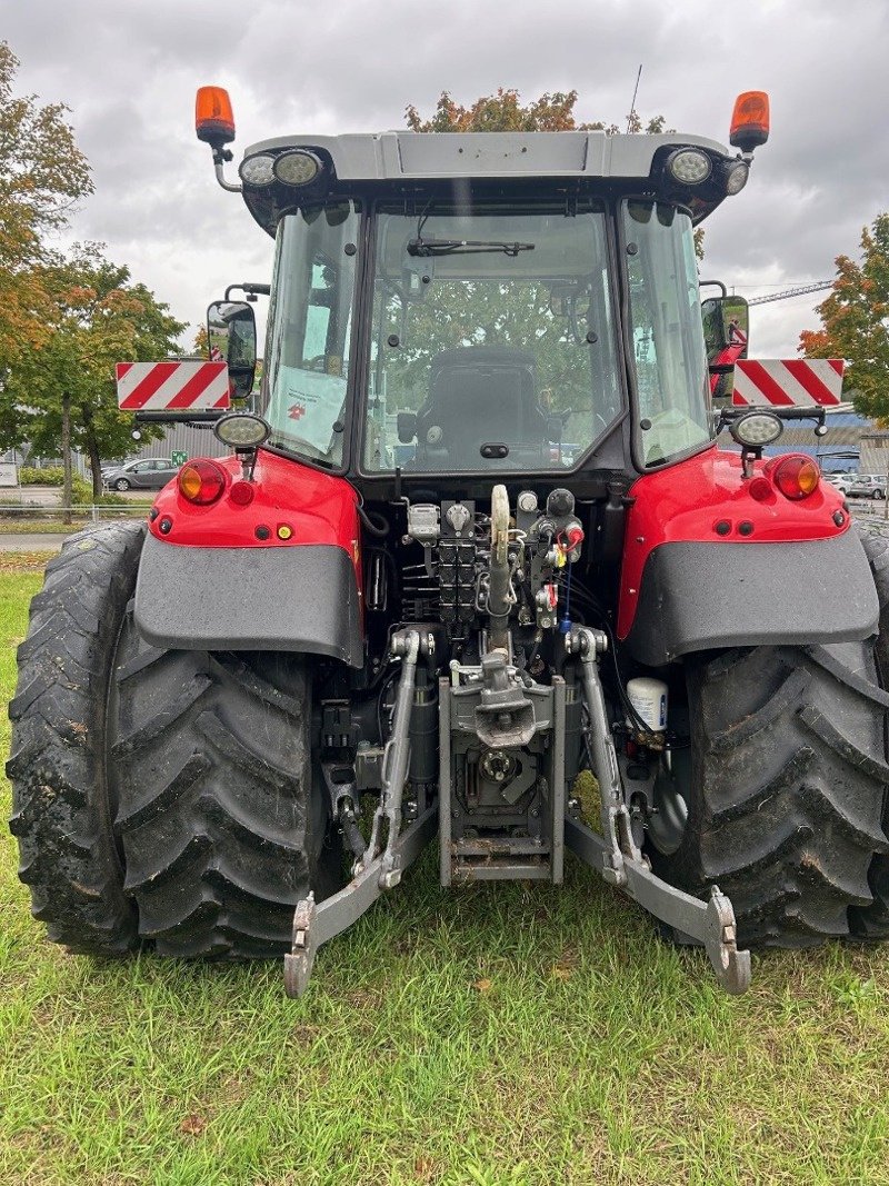 Traktor van het type Massey Ferguson 5713 S Dyna 6 Essential, Gebrauchtmaschine in Schaffhausen (Foto 5)