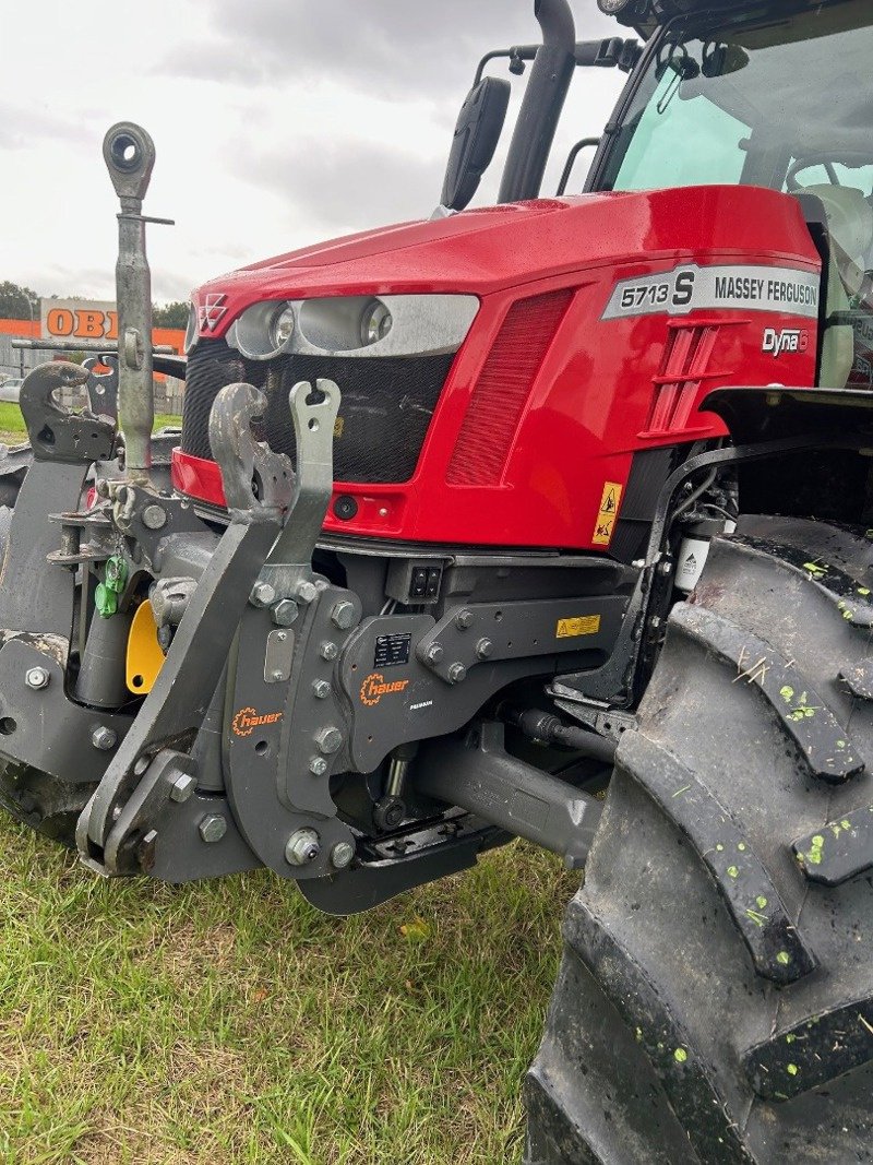 Traktor typu Massey Ferguson 5713 S Dyna 6 Essential, Gebrauchtmaschine w Schaffhausen (Zdjęcie 9)