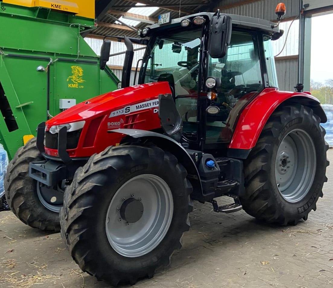 Traktor Türe ait Massey Ferguson 5713 S Dyna-6, Gebrauchtmaschine içinde Schwentinental (resim 5)