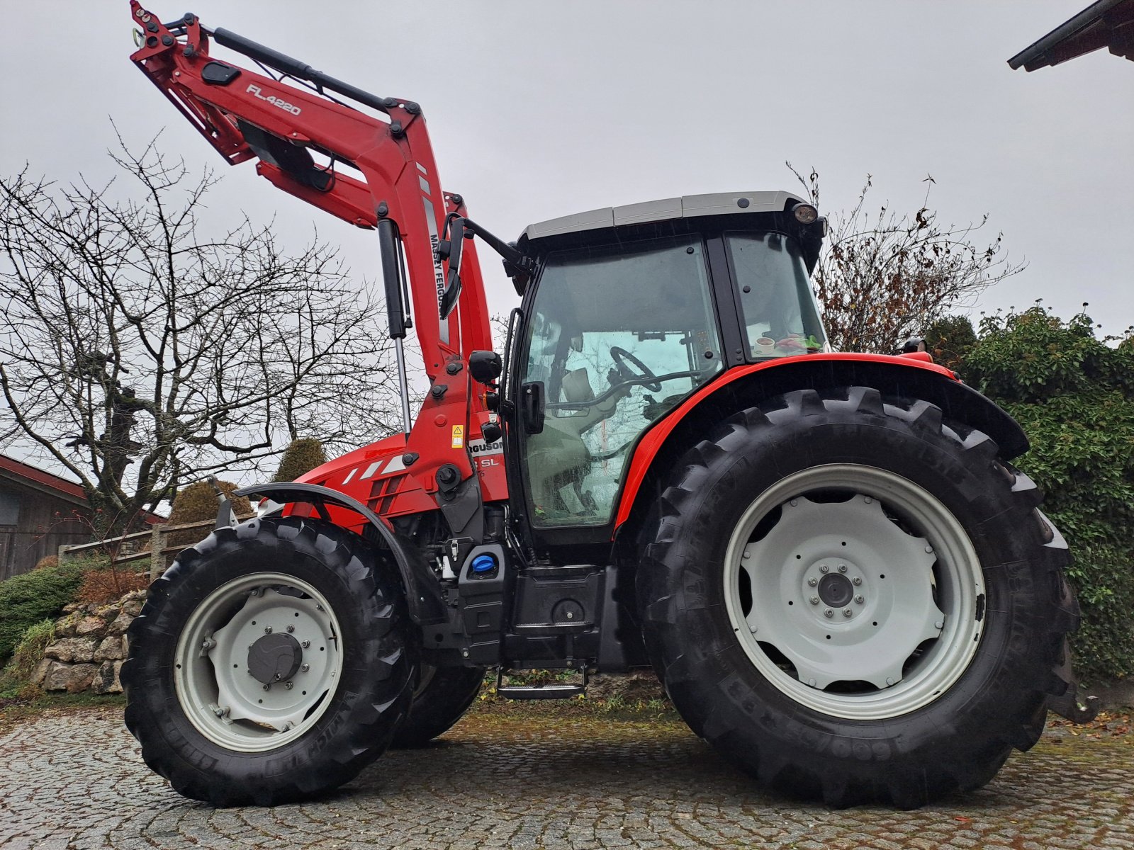 Traktor del tipo Massey Ferguson 5713 SL, Gebrauchtmaschine In Wittibreut (Immagine 1)