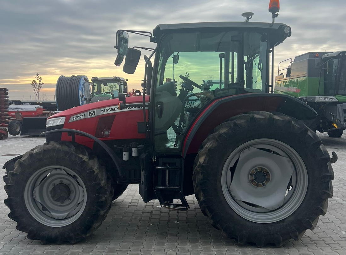 Traktor Türe ait Massey Ferguson 5713M Cab ES, Gebrauchtmaschine içinde Orţişoara (resim 4)