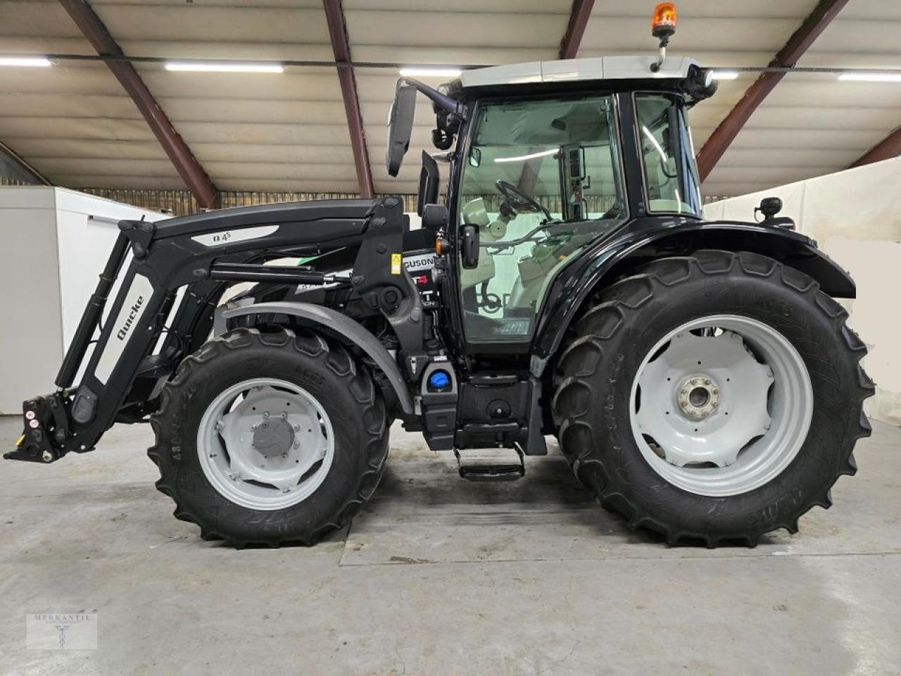 Traktor van het type Massey Ferguson 5713S Dyna 4, Gebrauchtmaschine in Pragsdorf (Foto 2)