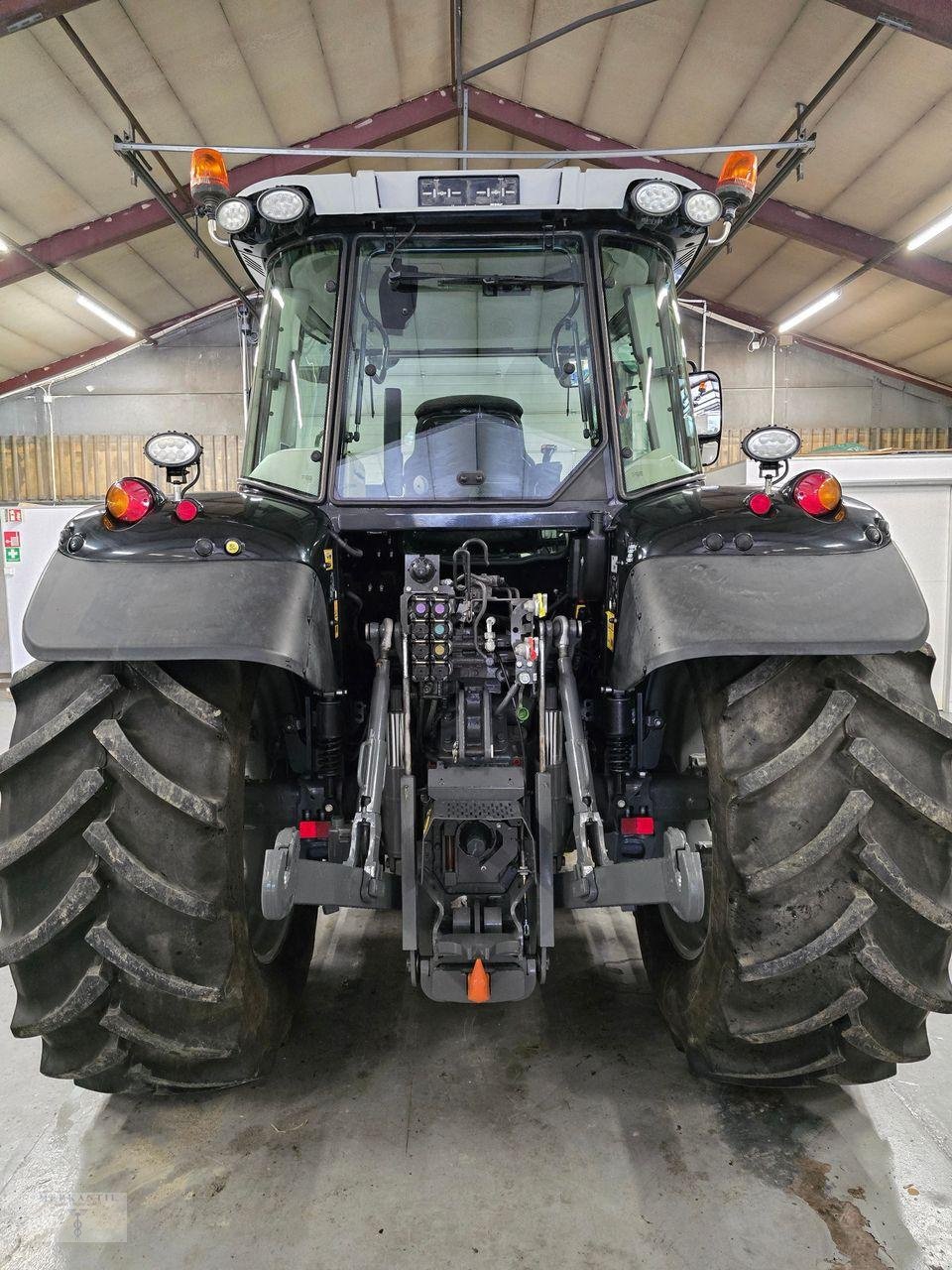 Traktor of the type Massey Ferguson 5713S Dyna 4, Gebrauchtmaschine in Pragsdorf (Picture 7)