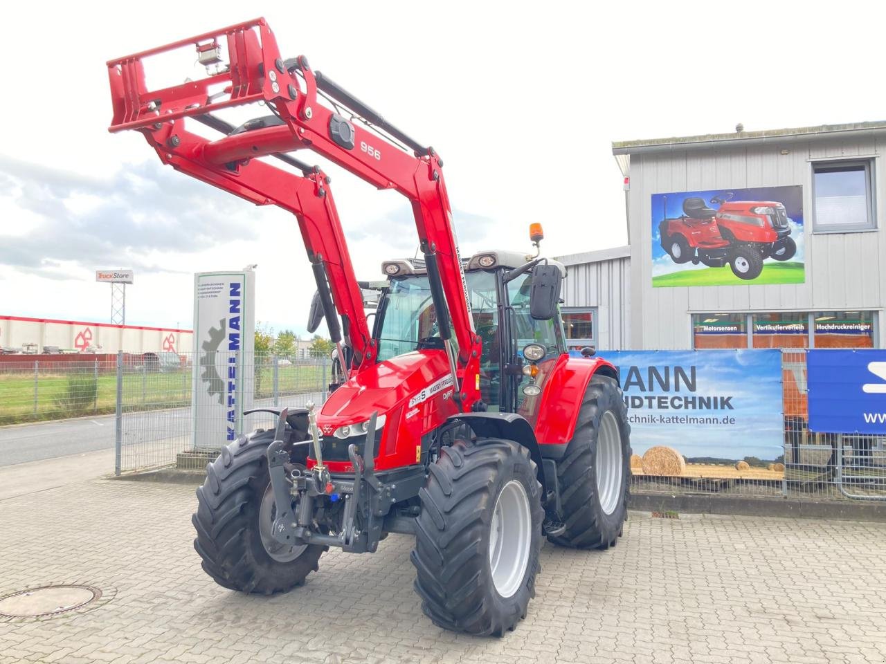 Traktor of the type Massey Ferguson 5713S Dyna6, Gebrauchtmaschine in Stuhr (Picture 1)