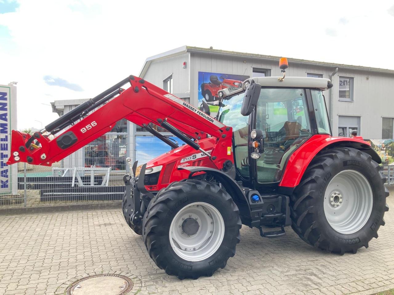 Traktor van het type Massey Ferguson 5713S Dyna6, Gebrauchtmaschine in Stuhr (Foto 2)