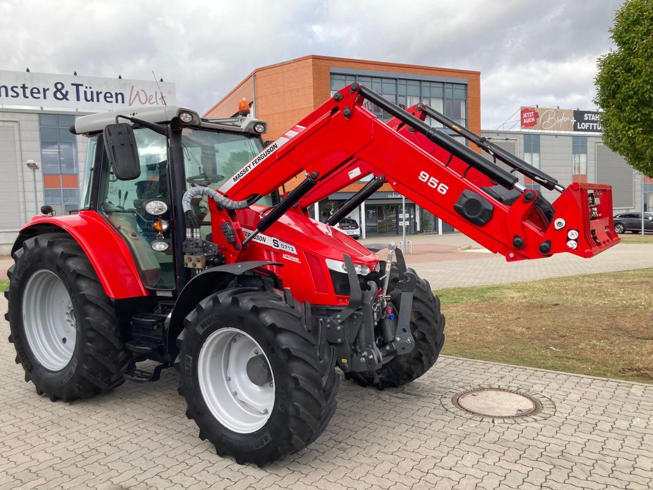 Traktor van het type Massey Ferguson 5713S Dyna6, Gebrauchtmaschine in Stuhr (Foto 3)