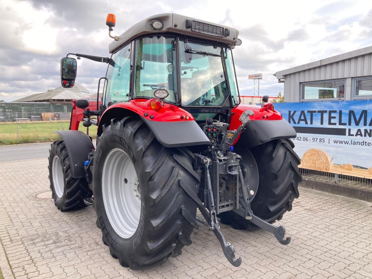 Traktor des Typs Massey Ferguson 5713S Dyna6, Gebrauchtmaschine in Stuhr (Bild 4)