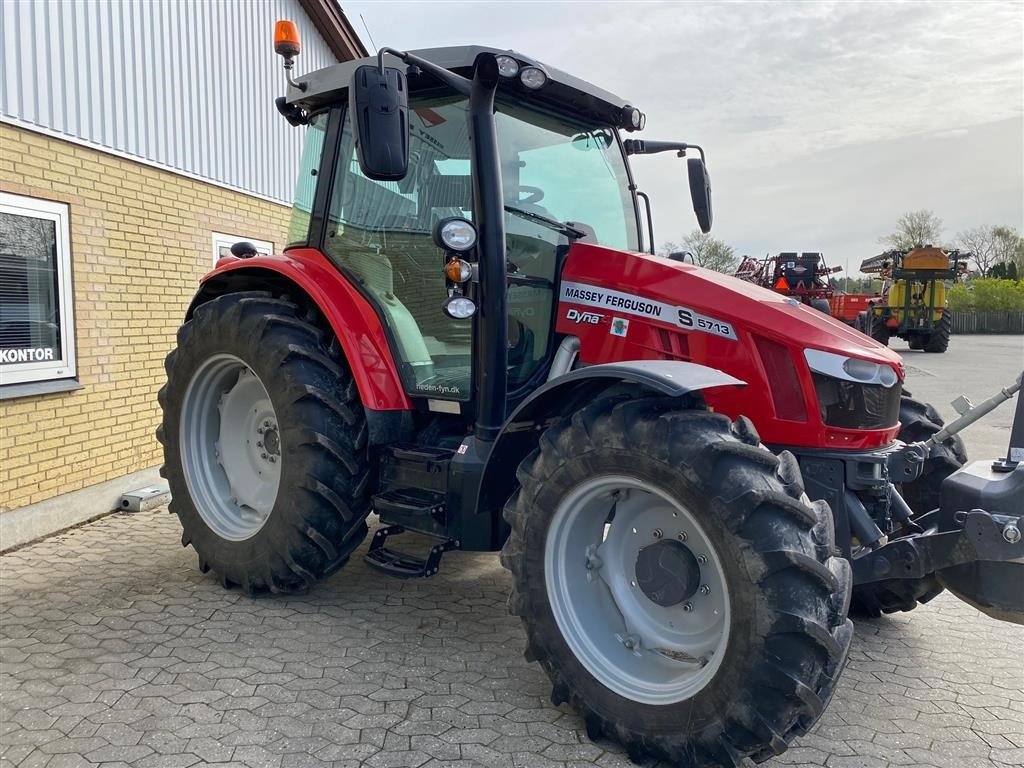 Traktor tip Massey Ferguson 5713S Efficient Dyna 4 Novatel RTK autostyring, Gebrauchtmaschine in Ringe (Poză 3)