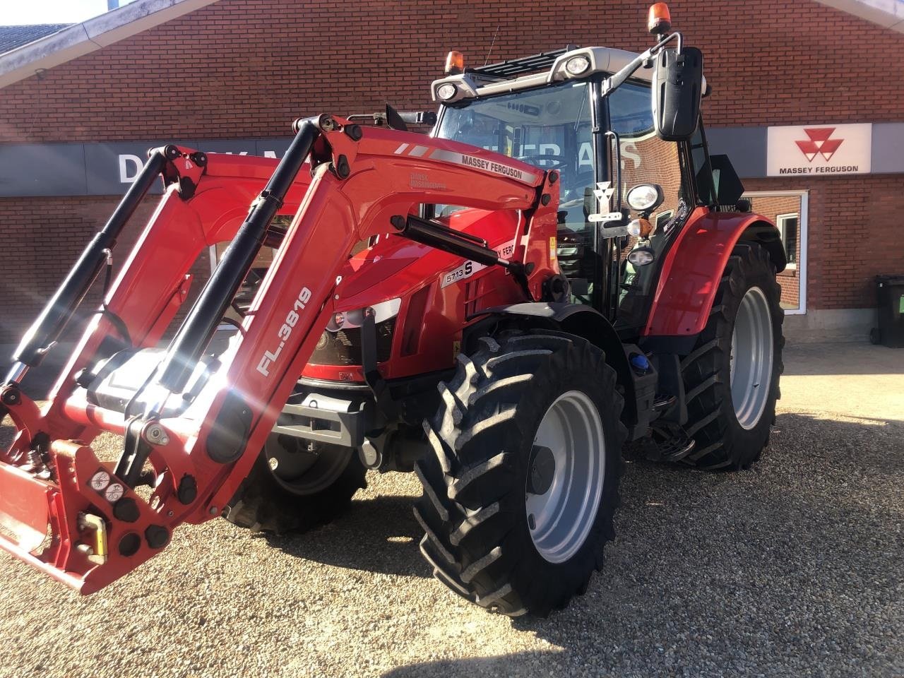 Traktor van het type Massey Ferguson 5713S, Gebrauchtmaschine in Videbæk (Foto 4)