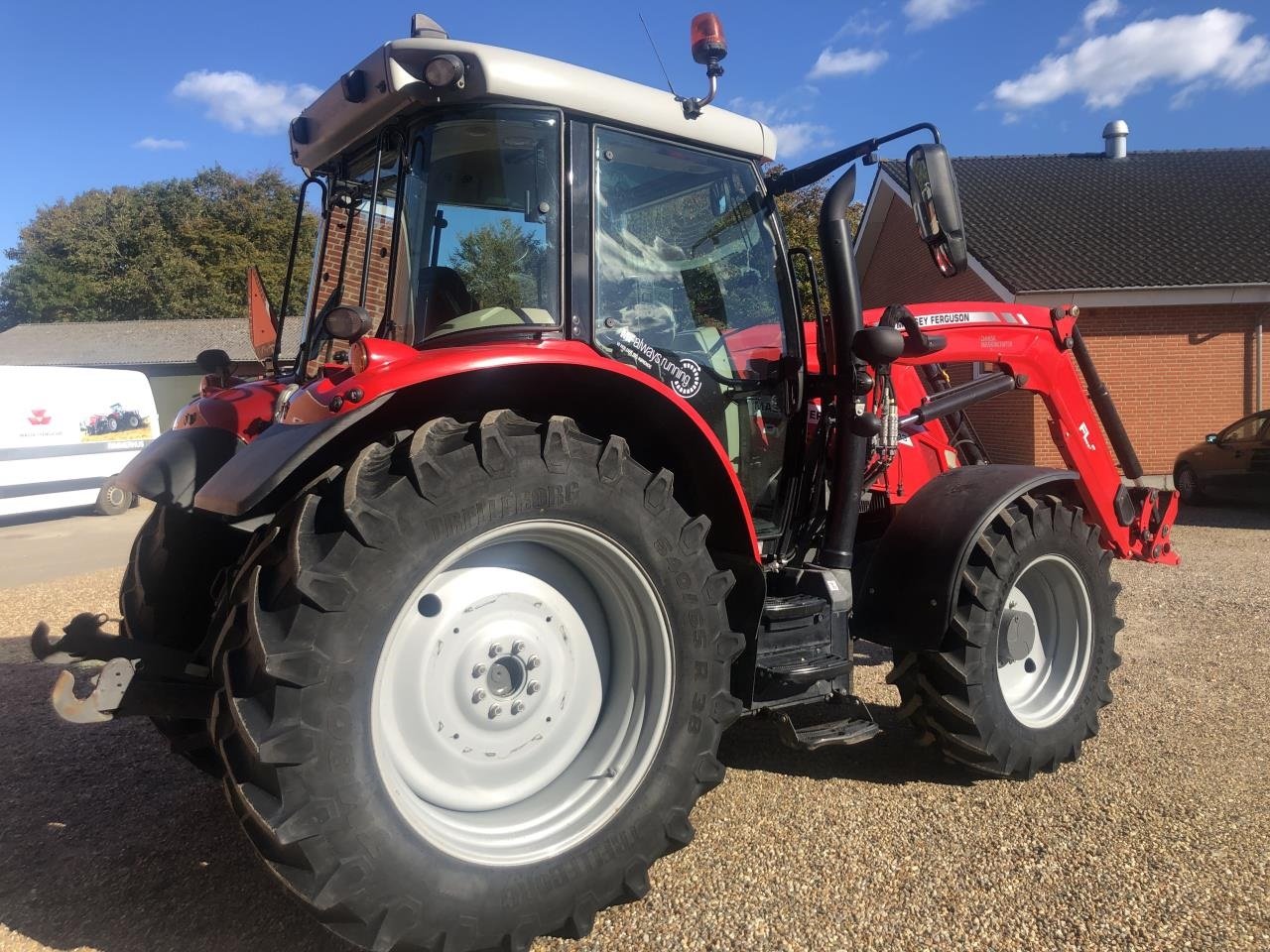 Traktor des Typs Massey Ferguson 5713S, Gebrauchtmaschine in Videbæk (Bild 2)