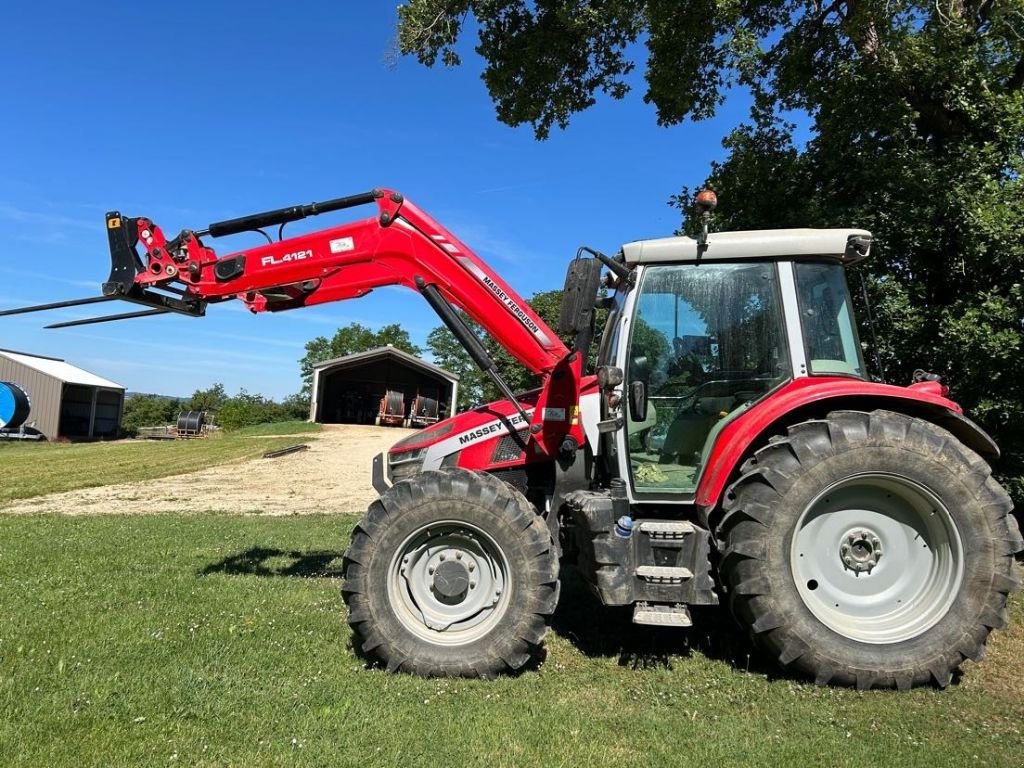 Traktor of the type Massey Ferguson 5S 125 D6 EXCLUSIF, Gebrauchtmaschine in BOULOGNE SUR GESSE (Picture 1)