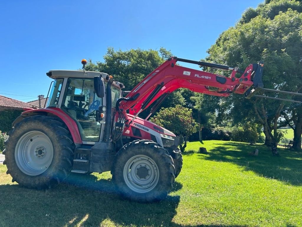 Traktor des Typs Massey Ferguson 5S 125 D6 EXCLUSIF, Gebrauchtmaschine in BOULOGNE SUR GESSE (Bild 3)