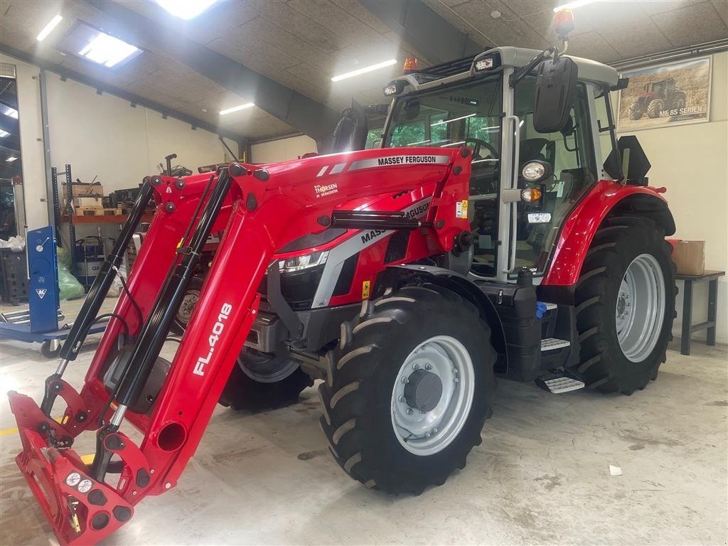 Traktor of the type Massey Ferguson 5S.105 Dyna 4 Efficient Monteret med MF FL 4018 frontlæsser, Gebrauchtmaschine in Nimtofte (Picture 3)