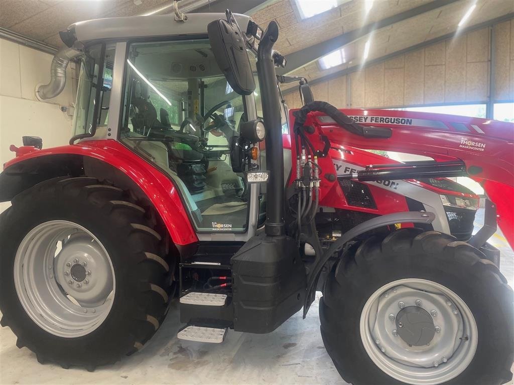 Traktor of the type Massey Ferguson 5S.105 Dyna 4 Efficient Monteret med MF FL 4018 frontlæsser, Gebrauchtmaschine in Nimtofte (Picture 2)