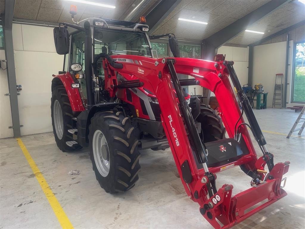 Traktor Türe ait Massey Ferguson 5S.105 Dyna 4 Efficient Monteret med MF FL 4018 frontlæsser, Gebrauchtmaschine içinde Nimtofte (resim 5)