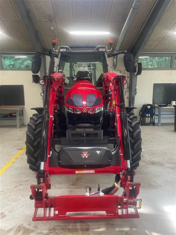 Traktor van het type Massey Ferguson 5S.105 Dyna 4 Efficient Monteret med MF FL 4018 frontlæsser, Gebrauchtmaschine in Nimtofte (Foto 4)