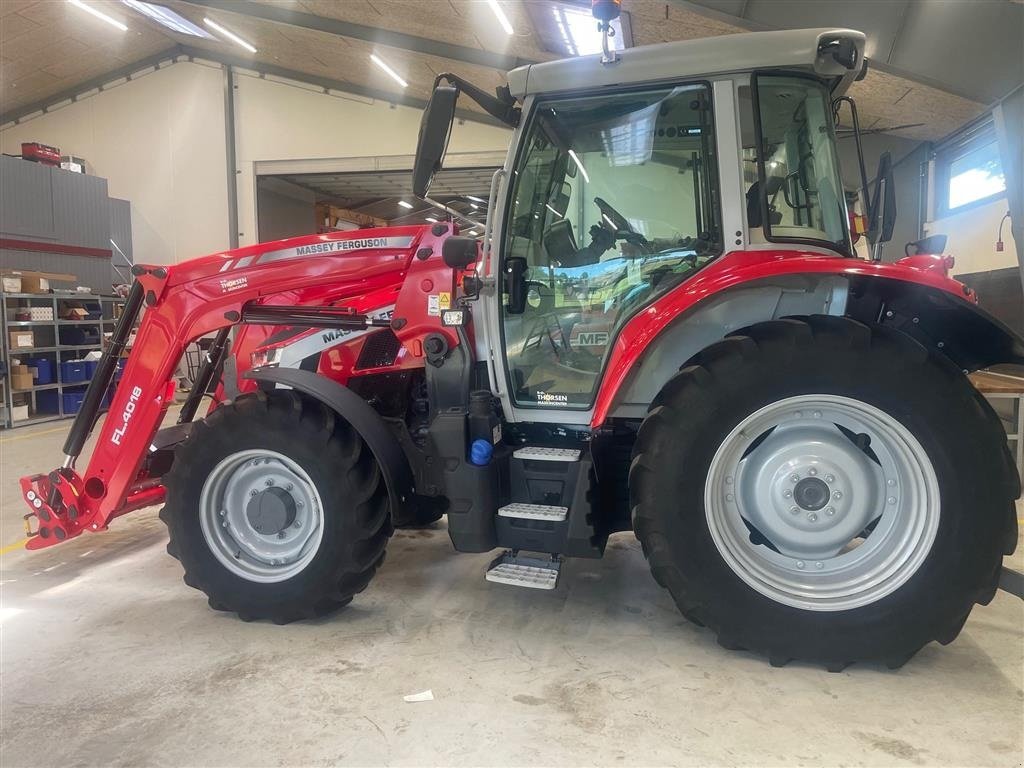 Traktor του τύπου Massey Ferguson 5S.105 Dyna 4 Efficient Monteret med MF FL 4018 frontlæsser, Gebrauchtmaschine σε Nimtofte (Φωτογραφία 1)