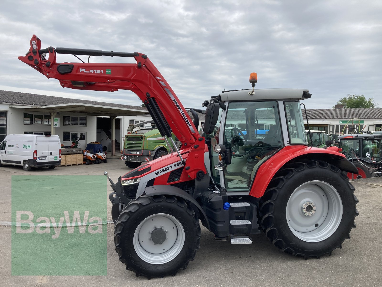 Traktor типа Massey Ferguson 5S.115 Dyna 6, Gebrauchtmaschine в Dinkelsbühl (Фотография 4)