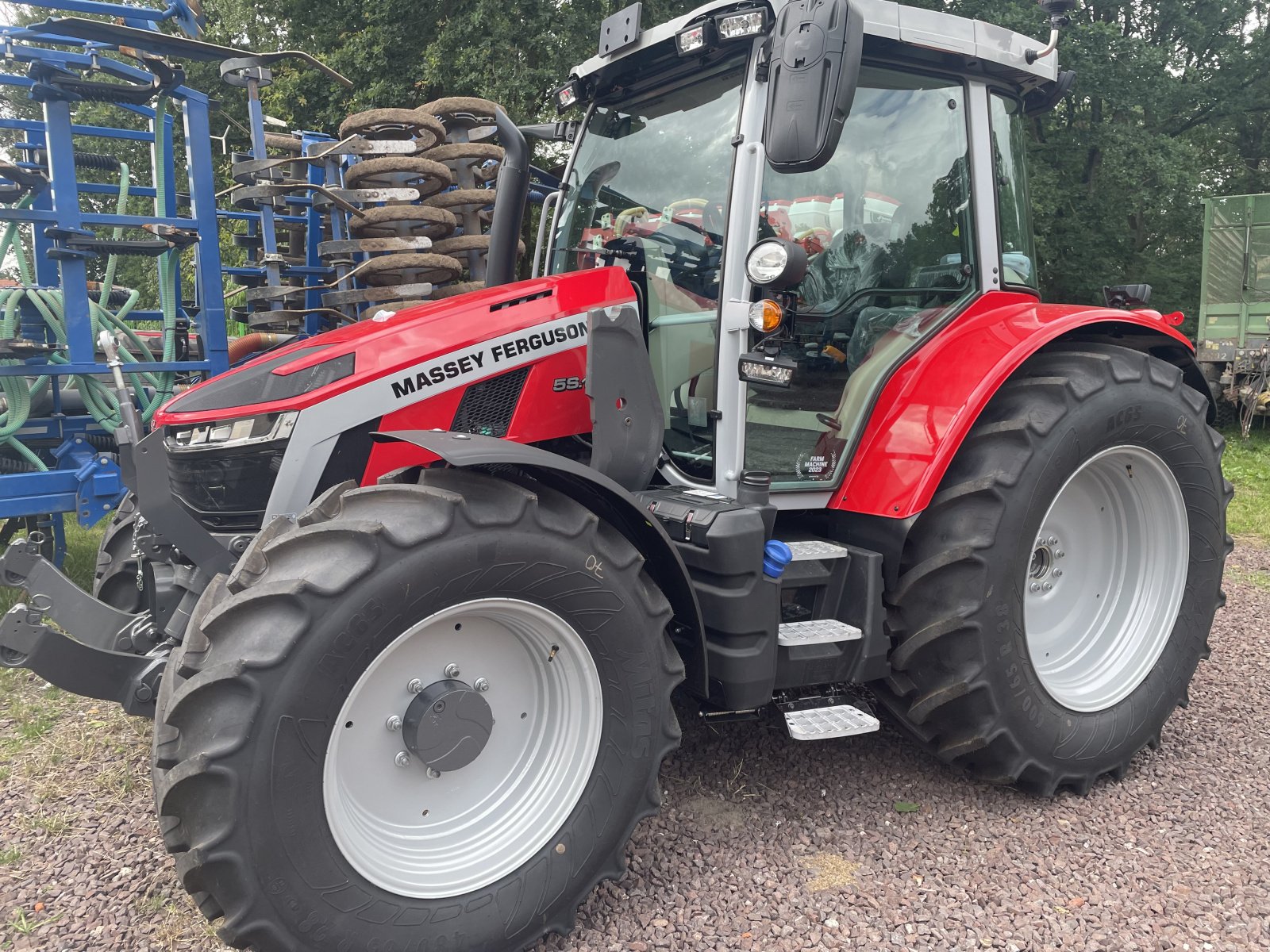 Traktor of the type Massey Ferguson 5S.125 Dyna-4 ESSENTIAL, Vorführmaschine in Gadenstedt (Picture 1)