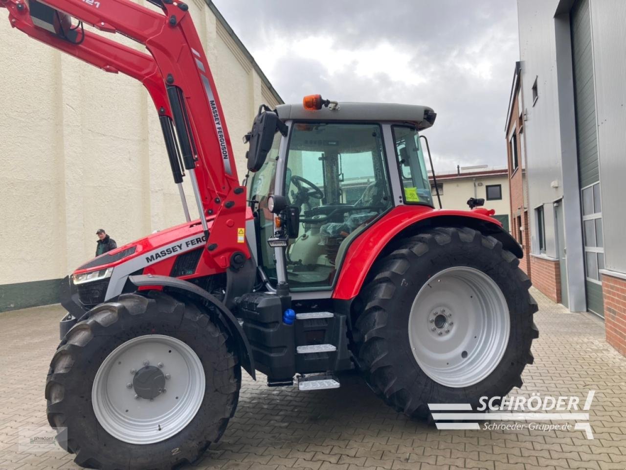 Traktor от тип Massey Ferguson 5S.135 DYNA-6 EFFICIENT, Neumaschine в Wittmund (Снимка 4)