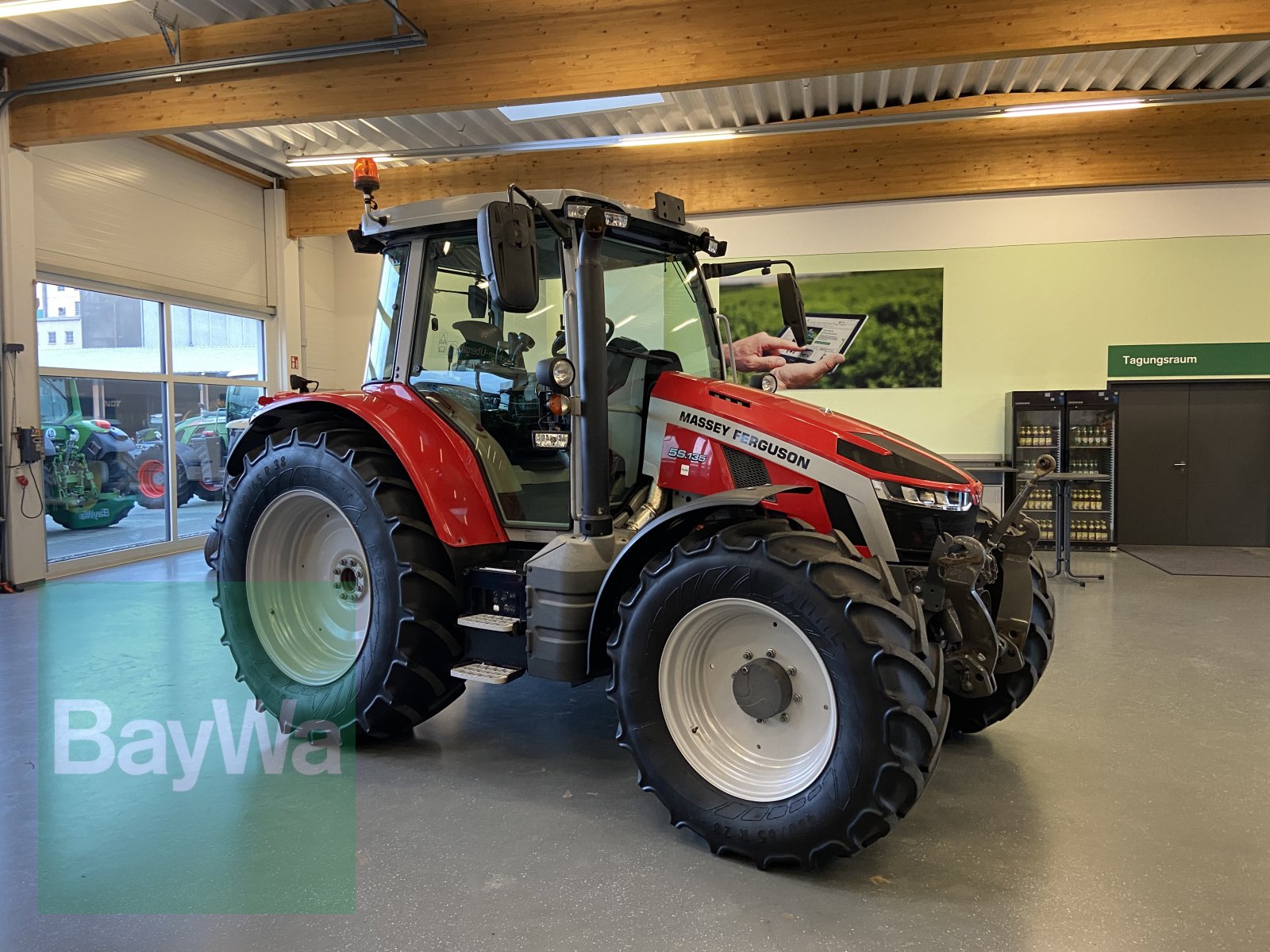 Traktor van het type Massey Ferguson 5S.135. Dyna 6, Gebrauchtmaschine in Bamberg (Foto 1)