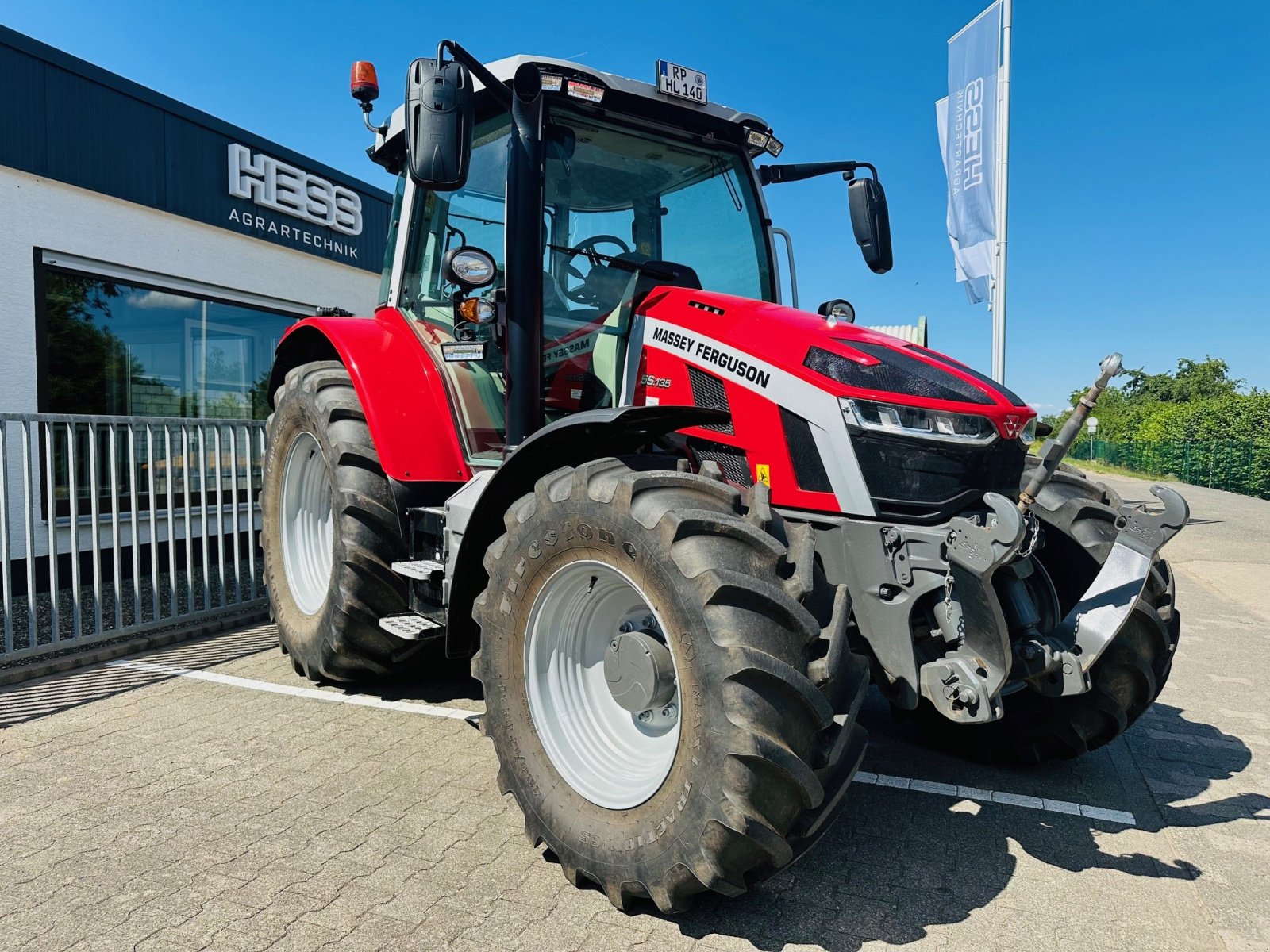 Traktor от тип Massey Ferguson 5S.135, Gebrauchtmaschine в Grossniedesheim (Снимка 2)