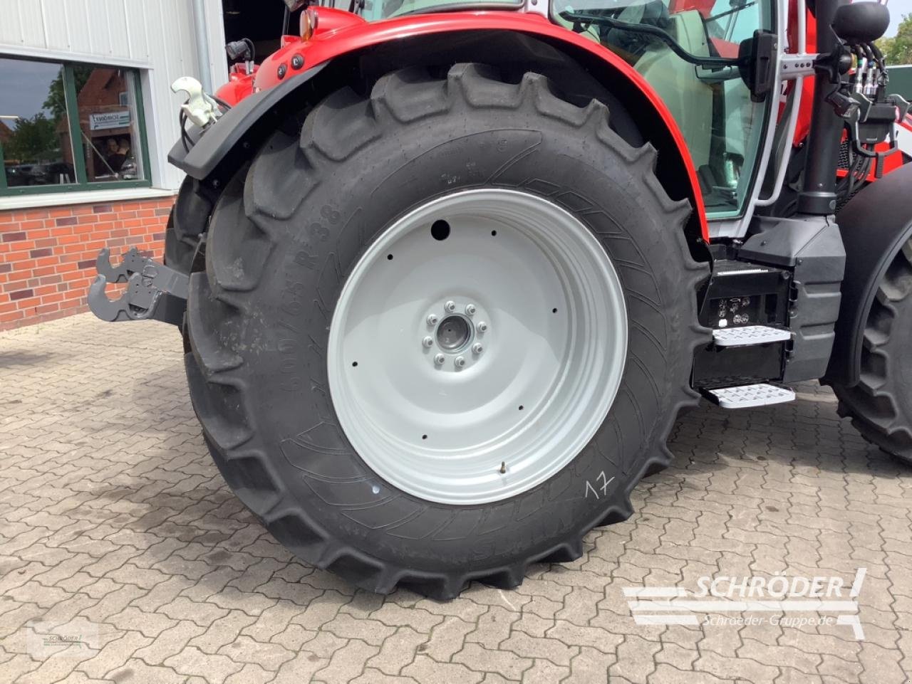 Traktor of the type Massey Ferguson 5S.145 DYNA-6 EFFICIENT, Neumaschine in Langenweddingen (Picture 9)