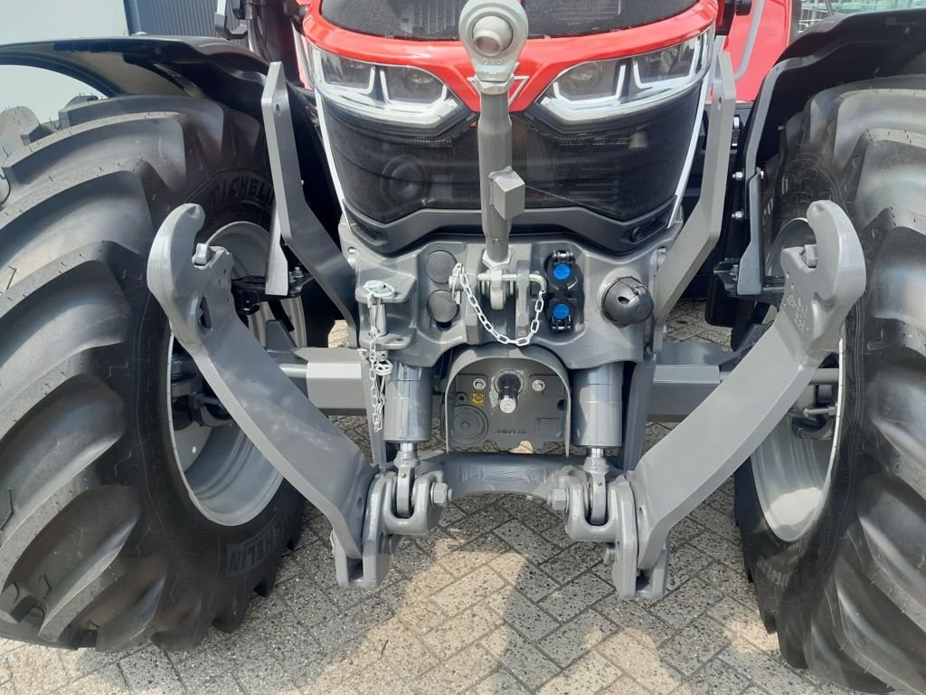 Traktor des Typs Massey Ferguson 5S.145 DYNA-6 EXCLUSIVE, Neumaschine in MARIENHEEM (Bild 9)