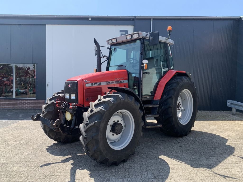 Traktor van het type Massey Ferguson 6255 DYNASHIFT, Gebrauchtmaschine in MARIENHEEM (Foto 3)