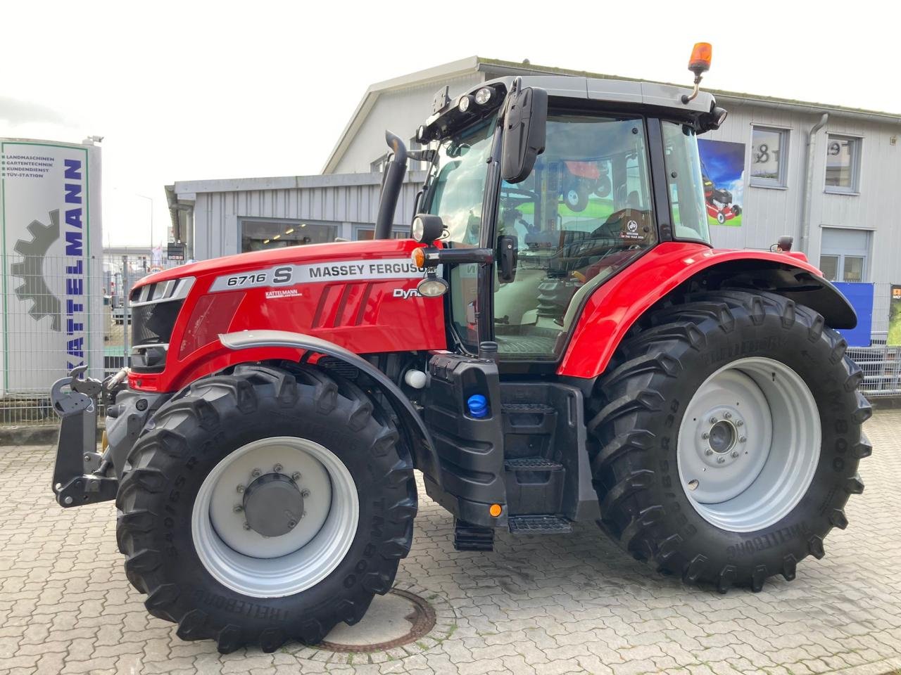 Traktor of the type Massey Ferguson 6716S Dyna 6, Gebrauchtmaschine in Stuhr (Picture 2)