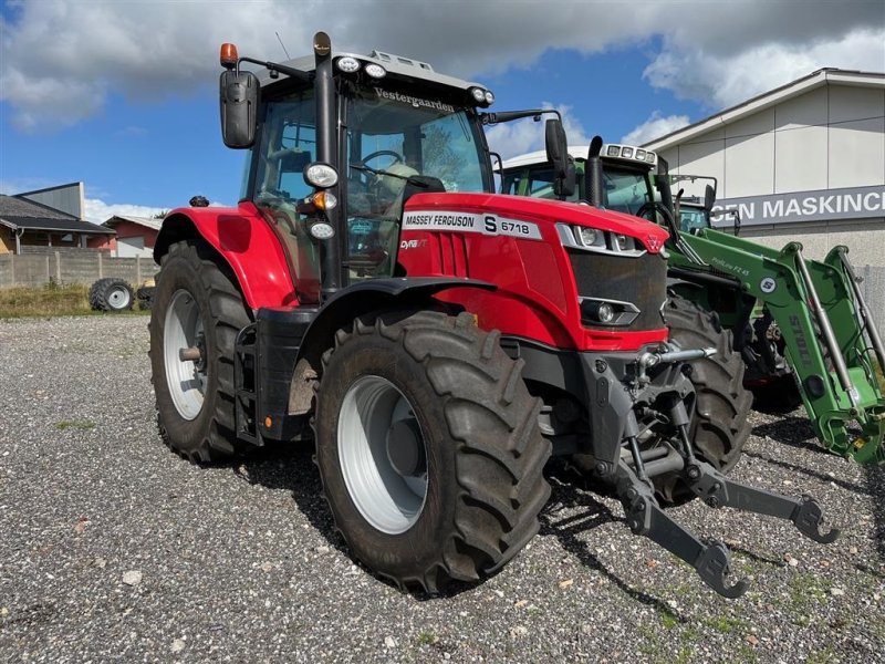 Traktor des Typs Massey Ferguson 6718S Dyna VT Exclusive Meget lavt timetal, Gebrauchtmaschine in Støvring (Bild 1)