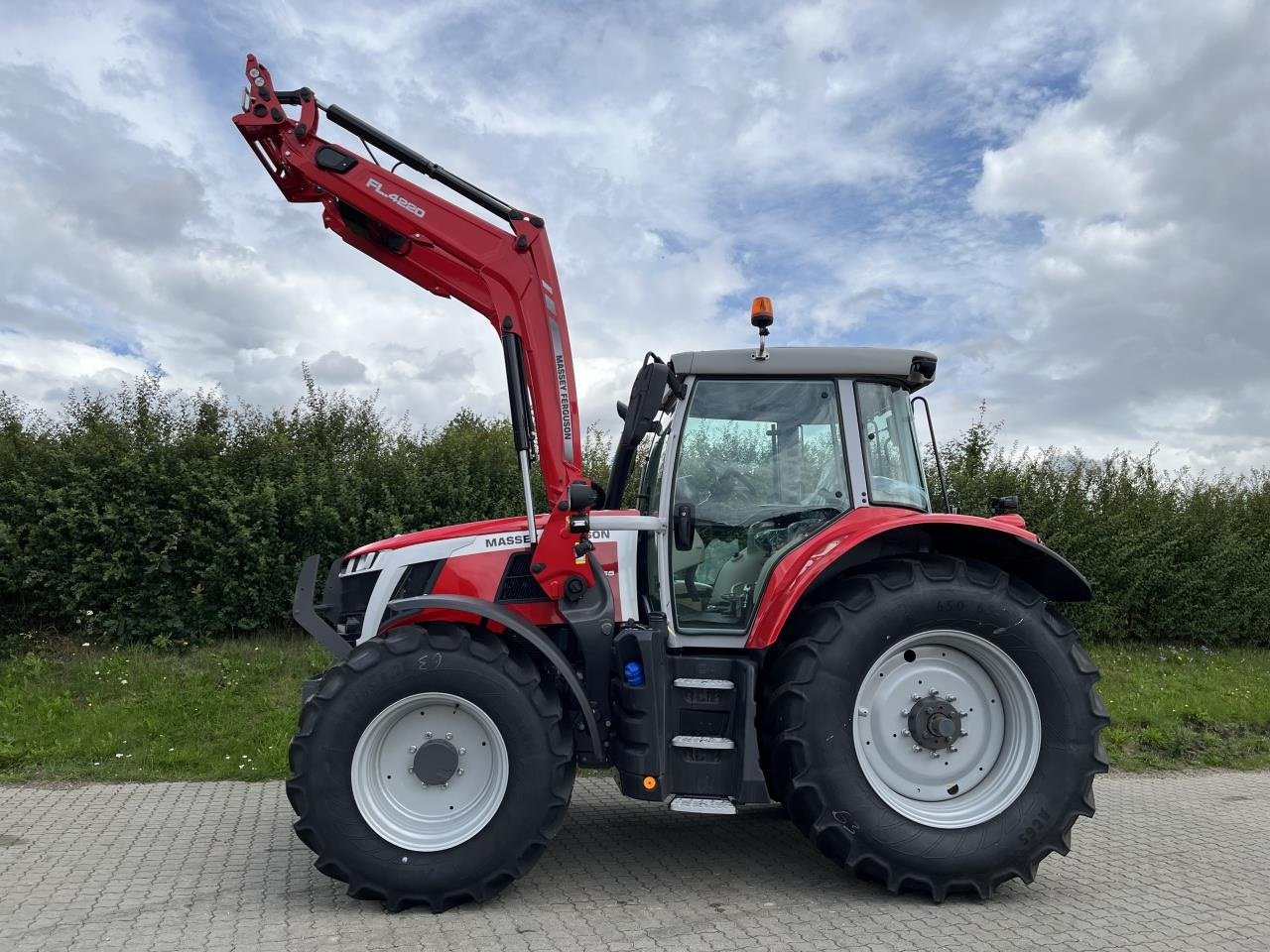 Traktor of the type Massey Ferguson 6S 155 DYNA 6, Gebrauchtmaschine in Toftlund (Picture 7)