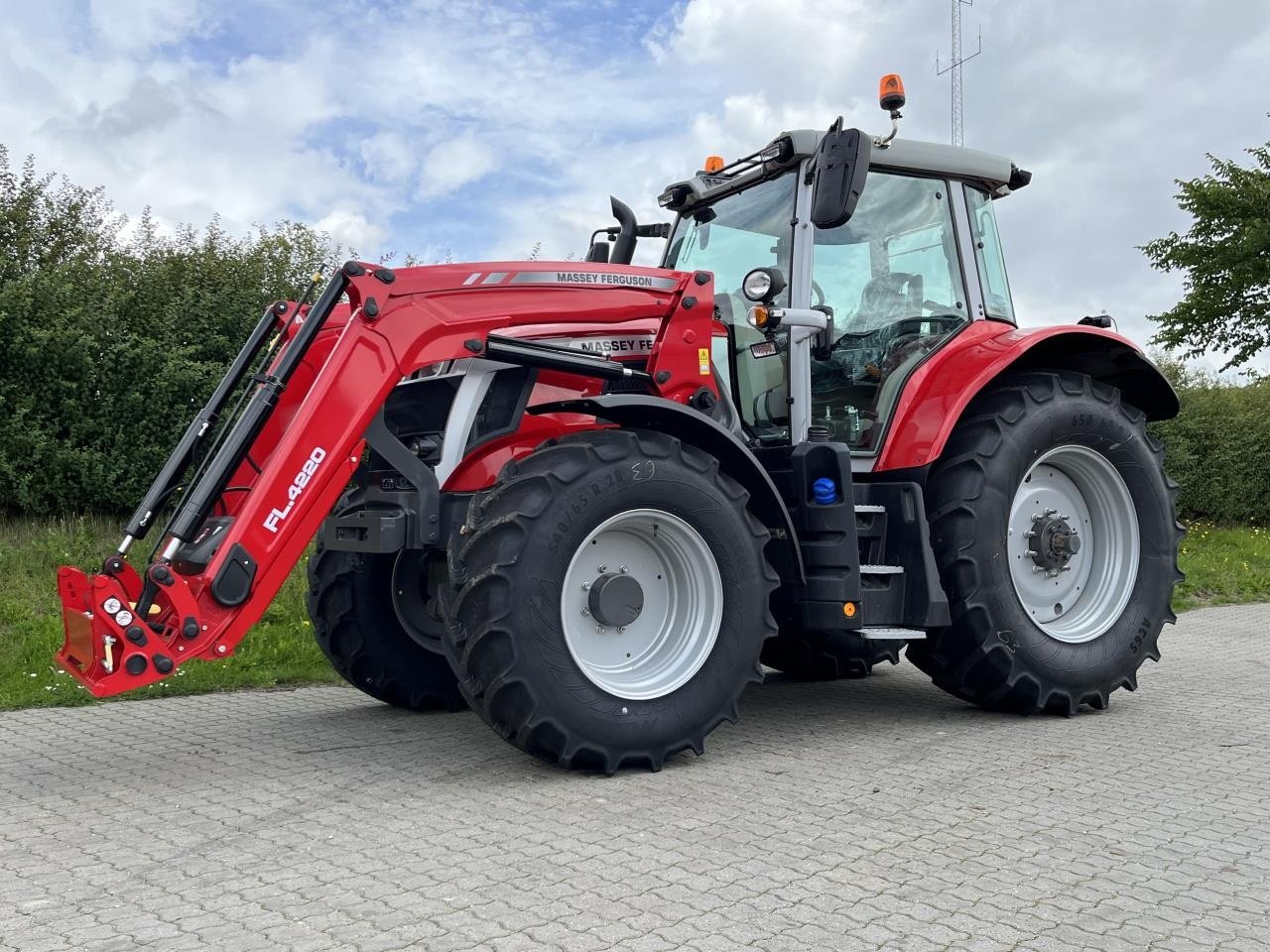 Traktor of the type Massey Ferguson 6S 155 DYNA 6, Gebrauchtmaschine in Toftlund (Picture 2)