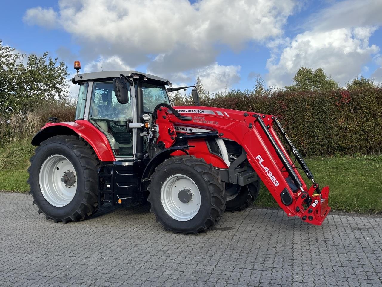 Traktor of the type Massey Ferguson 6S 155 DYNA 6, Gebrauchtmaschine in Toftlund (Picture 8)