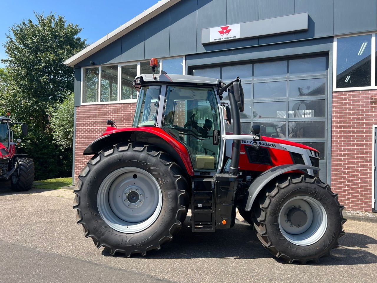 Traktor of the type Massey Ferguson 6S. 180 Dyna-6, Neumaschine in Giessenburg (Picture 8)