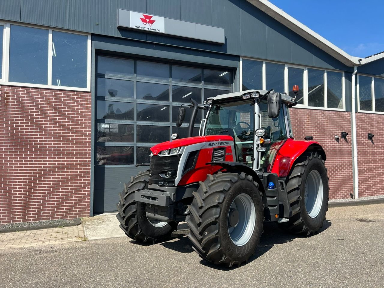 Traktor of the type Massey Ferguson 6S. 180 Dyna-6, Neumaschine in Giessenburg (Picture 2)