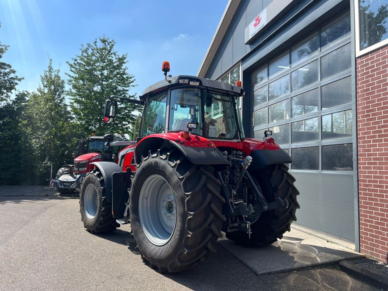 Traktor of the type Massey Ferguson 6S. 180 Dyna-6, Neumaschine in Giessenburg (Picture 3)